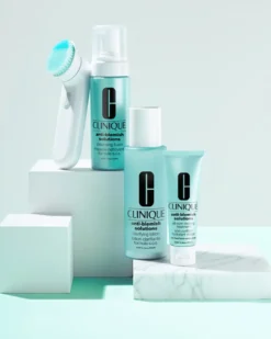 clinique anti-blemish solutions™ cleansing foam CLEANSER - ANCE-GEVOELIGE HUID - CAMOUFLEERT & VOORKOMT ONZUIVERHEDEN