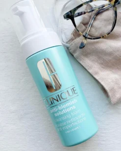 clinique anti-blemish solutions™ cleansing foam CLEANSER - ANCE-GEVOELIGE HUID - CAMOUFLEERT & VOORKOMT ONZUIVERHEDEN