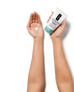 clinique blackhead solutions 7 day deep pore cleanse & scrub SCRUB, GEZICHTSREINIGER & MASKER IN 1 - BESTRIJDT GROVE PORIËN & MEE-ETERS