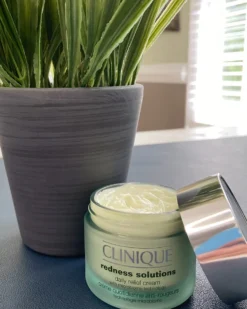 clinique redness solutions daily relief cream HYDRATERENDE DAG- & NACHTCRÈME - VERMINDERT ROODHEID