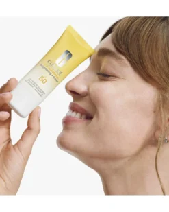 clinique uv solutions Getinte verhelderende zonverzorging SPF 50
