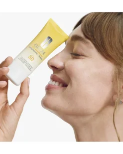 clinique uv solutions Getinte verhelderende zonverzorging SPF 50