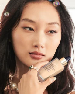 estée lauder futurist skintint serum foundation VLOEIBARE FOUNDATION MET SPF - LICHT & VOEDEND